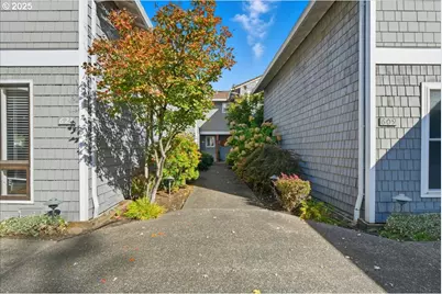 623 N Tomahawk Island Dr, Portland, OR 97217 - Photo 2