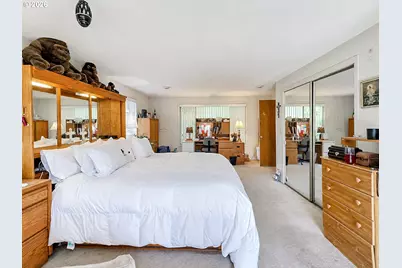 2118 SE 110th Ave, Portland, OR 97216 - Photo 2