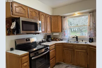 8906 NE Hancock St, Portland, OR 97220 - Photo 12