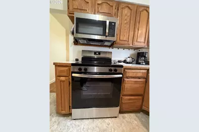 8906 NE Hancock St, Portland, OR 97220 - Photo 14