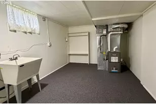 8906 NE Hancock St, Portland, OR 97220 - Photo 30