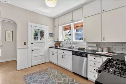 5742 N Commercial Ave, Portland, OR 97217 - Photo 18