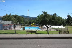 413 NE Johnson St, Myrtle Creek, OR 97457 - Photo 14