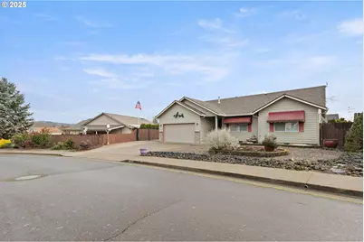 300 Ridgeway St, Sutherlin, OR 97479 - Photo 2