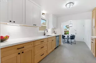 10405 Northeast Pacific Street, Portland, OR 97220 - Photo 16