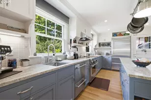 4920 SW 31st Dr, Portland, OR 97239 - Photo 2