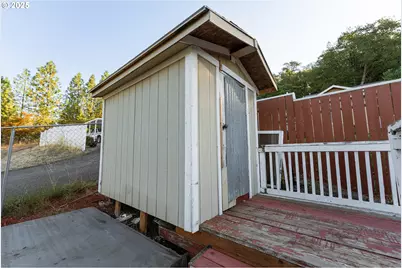 675 NE Cummins St, Roseburg, OR 97470 - Photo 32