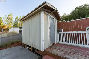 675 NE Cummins St, Roseburg, OR 97470 - Photo 32