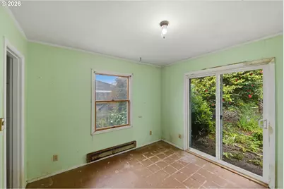 1691 Grant St, North Bend, OR 97459 - Photo 4