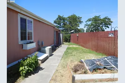 910 Cowl St #14, Milton-Freewater, OR 97862 - Photo 2