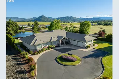 245 Fairway Village Ln, Roseburg, OR 97471 - Photo 4