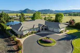 245 Fairway Village Ln, Roseburg, OR 97471 - Photo 4