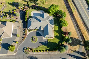 245 Fairway Village Ln, Roseburg, OR 97471 - Photo 6