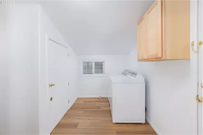 561 W Olive St, Newport, OR 97365 - Photo 8