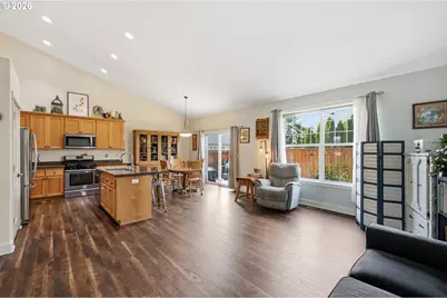 1076 S 40th Pl, Springfield, OR 97478 - Photo 8