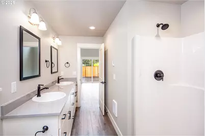 1384 Jacobs Dr, Eugene, OR 97402 - Photo 12