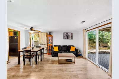13954 SE Center St, Portland, OR 97236 - Photo 8