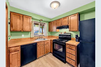 13954 SE Center St, Portland, OR 97236 - Photo 10