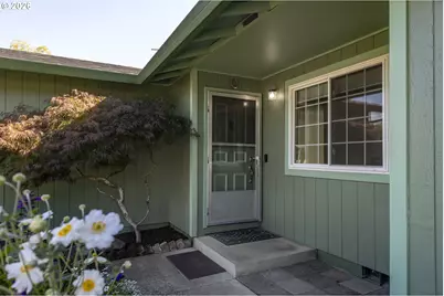 530 SW Ponderosa Ct, McMinnville, OR 97128 - Photo 2