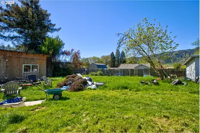 210 Adams St, Myrtle Creek, OR 97457 - Photo 4