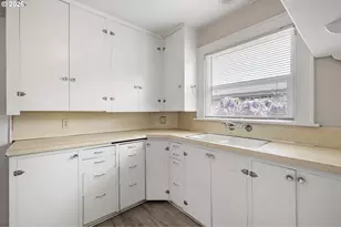 2421 Kincaid St, Eugene, OR 97405 - Photo 10