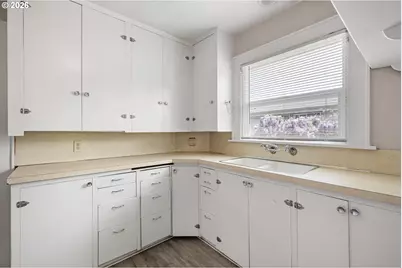 2421 Kincaid St, Eugene, OR 97405 - Photo 10