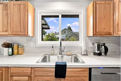 992 Travis Ave, Eugene, OR 97404 - Photo 14