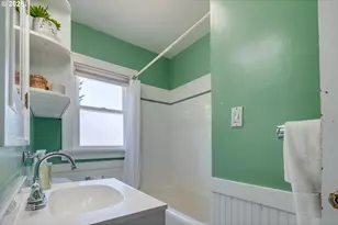 405 SE 85th Ave, Portland, OR 97216 - Photo 12