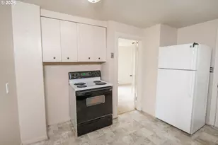 300 21st St, Springfield, OR 97477 - Photo 14
