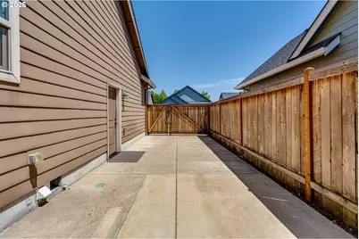 5427 King Arthur Ct, Eugene, OR 97402 - Photo 2