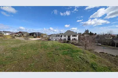 2683 NW Mt Hood Dr, McMinnville, OR 97128 - Photo 12
