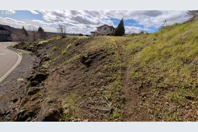 2683 NW Mt Hood Dr, McMinnville, OR 97128 - Photo 12