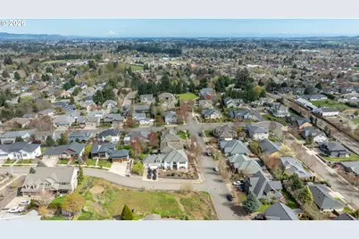 2683 NW Mt Hood Dr, McMinnville, OR 97128 - Photo 4