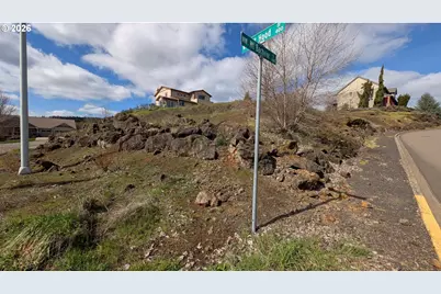 2683 NW Mt Hood Dr, McMinnville, OR 97128 - Photo 14