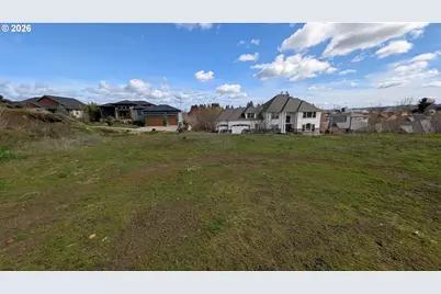 2683 NW Mt Hood Dr, McMinnville, OR 97128 - Photo 10
