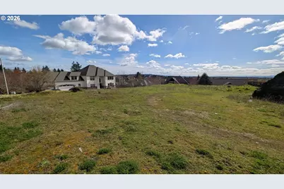 2683 NW Mt Hood Dr, McMinnville, OR 97128 - Photo 2