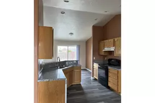 1382 SW Riverhill Dr, Hermiston, OR 97838 - Photo 2