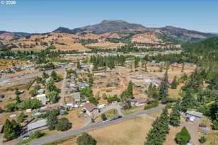 216 Terrace Dr, Glide, OR 97443 - Photo 2