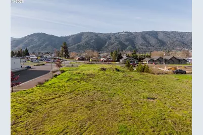 218 Paroz Ln, Myrtle Creek, OR 97457 - Photo 4