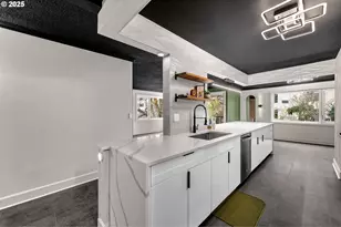 2211 SW Park Pl, Portland, OR 97205 - Photo 6