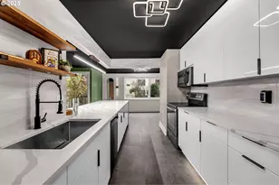 2211 SW Park Pl, Portland, OR 97205 - Photo 4