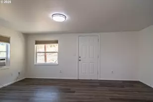 866 NE Walnut St, Roseburg, OR 97470 - Photo 6