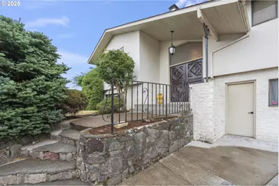 14344 NE Fremont Ct, Portland, OR 97230 - Photo 2