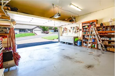 586 S 68th Pl, Springfield, OR 97478 - Photo 32