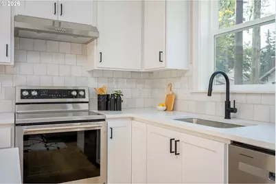 8431 NE Hassalo St, Portland, OR 97220 - Photo 12