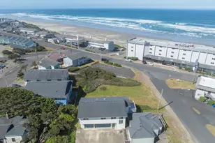 563 SW 4th St, Newport, OR 97365 - Photo 2