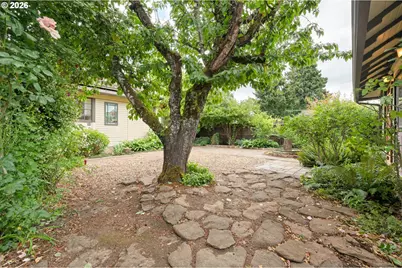 952 C St, Springfield, OR 97477 - Photo 40