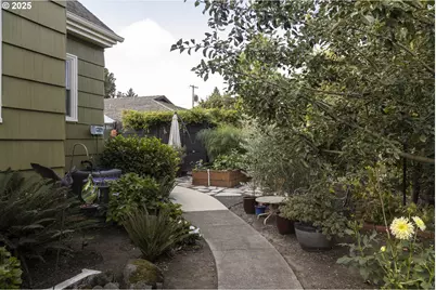 323 SE Cowls St, McMinnville, OR 97128 - Photo 22