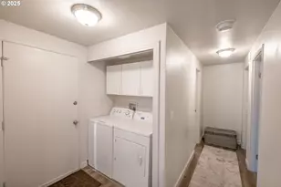 418 Stonewood Dr, Eugene, OR 97405 - Photo 2