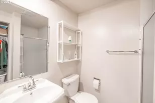 418 Stonewood Dr, Eugene, OR 97405 - Photo 16